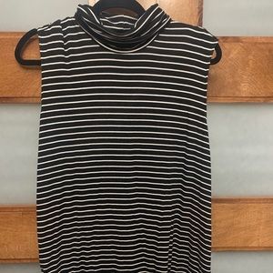 Sleeveless striped turtle neck
